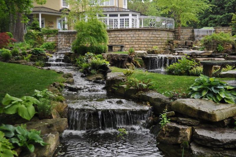 paysagiste-ST MARTIN DE PALLIERES-min_landscaping-rock-louisville-ky-traditional-landscape-and-boulders-brick-wall-bushes-grass-koi-law